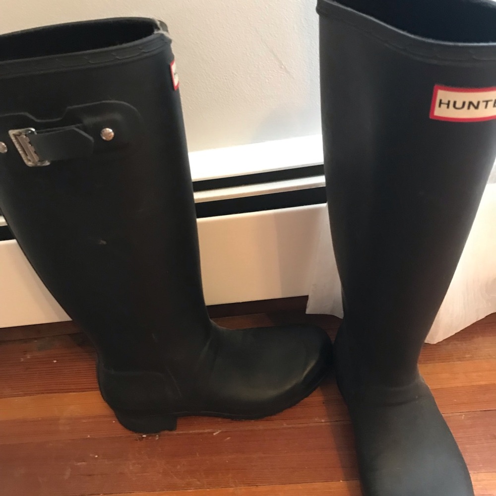 Worn only a hand full of times.